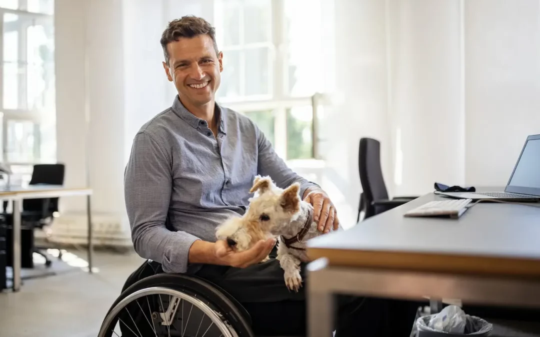 mężczyzna z psem na wózku inwalidzkim